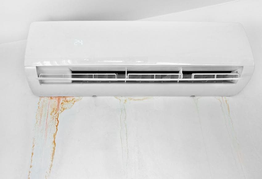 De l’eau coule de la climatisation